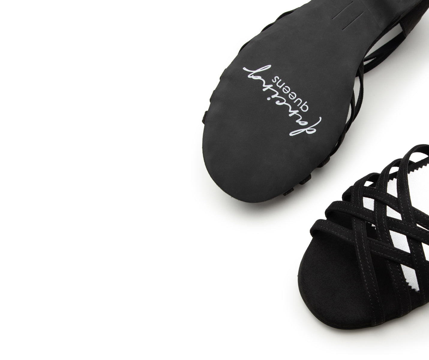 DQ02 flache Tanzschuhe in Schwarz Wildleder von Dancing Queens, eine Sohle zeigt den Dancing Queens Schriftzug.